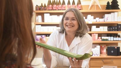 Bild: Gabi Schönberger
Seit 30 Jahren berät Annegret Panzer Kunden in ihrem Laden in der Weidener Altstadt - und gereicht schon mal ein Aloe-Vera-Blatt.