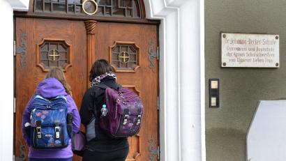 Archivbild: Petra Hartl
Die Situation an der Eingangstür der Dr.-Johanna-Decker-Schule ist als Lücke im Sicherheitssystem erkannt worden. Deshalb gibt es hier jetzt eine neue Vorgehensweise.