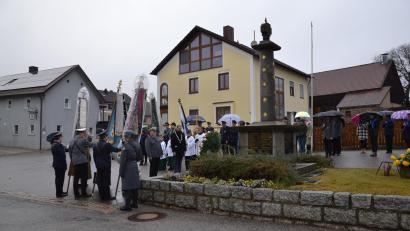 Bild: gi
Bürgermeister Armin Bulenda, Wolfgang Piehler sowie Pfarrer Udo Klösel erinnern mit den Soldaten aus Oberviechtach an das Leid und die Opfer der beiden Weltkriege.