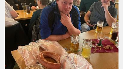 Bild: Klaus Schuller/exb
Eine Vielzahl an Preisen gab es auch bei der jüngsten Ausgabe des Taubenmarkts in Mitterteich zu gewinnen. Im Bild einer der Gewinner mit seiner Ausbeute.