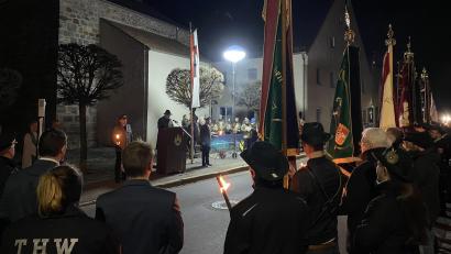 Bild: aub
Nach dem Gottesdienst anlässlich des Volkstrauertages führte der Trauermarsch zur gemeinsamen Gedenkfeier vor der Nikolauskirche, in der sich das Kriegerdenkmal der Stadt Nabburg befindet.