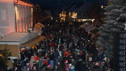 Archivbild: jr
Viele Besucher dürfte am Samstag, 9. Dezember, wieder der Mitterteicher Weihnachtsmarkt anlocken. Das Foto entstand im vergangenen Jahr.
