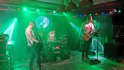 Bild: pi
Johannes Hochwart, Tobias Bauer und Christian Schmucker (von links) lassen es mit Rockmusik krachen.