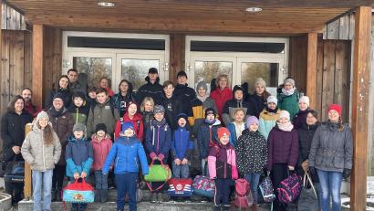 Bild: Wasserwacht Kemnath/exb
Zum Gruppenbild stellten sich die Mädchen und Buben vor der Abfahrt am Hallenbad Kemnath auf.