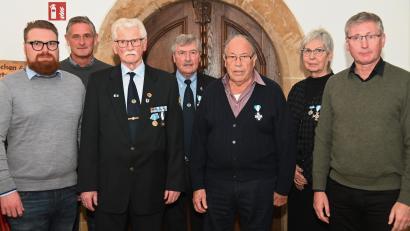 Bild: gf
Mitgliederehrung bei der Militärkameradschaft Amberg (von links): 2. MK-Vorsitzender Alexander Pawlow, Reinhard Goger, MK-Vorsitzender Franz Kölbl, Rudolf Sitter, Franz Roth, 3. MK-Vorsitzende Gabriele Wennicke und Bürgermeister Franz Badura.