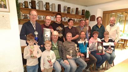 Bild: Kleintierzuchtverein Wiesau/exb
Ehrung der erfolgreichen Züchter beim Kleintierzuchtverein Wiesau: Mit im Bild Bürgermeister Toni Dutz (vorne, Dritter von links), Ausstellungsleiter für Geflügel, Josef Hanauer (hinten, rechts), und Vorsitzender Markus Stengl (hinten, Zweiter von rechts).