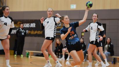 Archivbild: G. Büttner
Aileen Häuber (am Ball) und die HSG Weiden sind im Heimspiel gegen das Schlusslicht HG Eckental klar favorisiert.