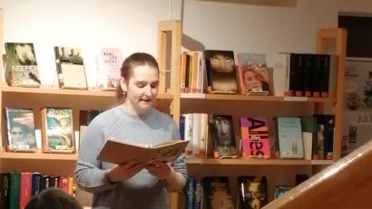 Bild: Stadtbücherei Waldsassen/exb
Autorin Yvette Eckstein bei der Lesung in der Stadtbücherei Waldsassen.