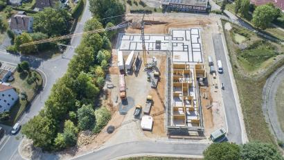 Archivbild: Thilo Hierstetter
Die Umsetzung von Großprojekten, wie etwa der Neubau von Kitas (im Bild die Eulenland-Baustelle an der Schießstätte) und Feuerwehrhäusern, Schulsanierungen oder Kanalbauprojekte, könnte für Kommunen mit der Unterstützung durch das "Bauamt auf Zeit" der BayernGrund GmbH möglich werden.