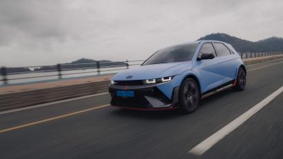 Bild: Frederick Unflath/Hyundai/dpa
Schneller Spurt mit strengem Blick: In rund 3,4 Sekunden sprintet der Sportler aus dem Stand auf Tempo 100.