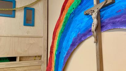 Symbolbild: Gabi Schönberger
Das Kreuz als Symbol des christlichen Glaubens hängt im Kindergarten St. Martin in Neustadt/WN ganz selbstverständlich an der Wand.