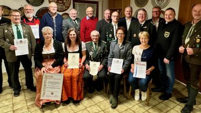 Bild: Christian Beyer/exb
Die Geehrten des Schützengaus Sulzbach-Rosenberg (vorne, von links): Ingrid Schmer, Tanja Hüttner, Franz Grötsch, Annette Rauscher und Anita Himmelhuber sowie (hinten, von links) Georg Schmer, Alfred Forster, Georg Pickelmann, Peter Jonscher, Werner Grüntaler, Wolfgang Ziebell, Sepp Schmaußer, Markus Gebhard, Landrat Richard Reisinger, Wolfgang Moll, Bürgermeister Michael Göth, OSB-Vizepräsident Josef Diertl und Gauschützenmeister Werner Wendl.