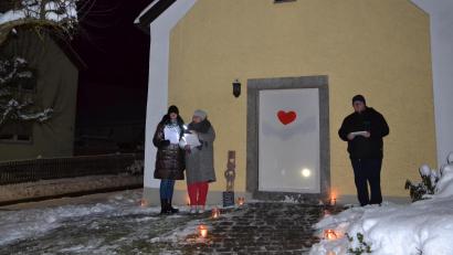 Bild: gi
Die erste Adventstür der Pfarrei wurde an der Kapelle in Ödpielmannsberg geöffnet.