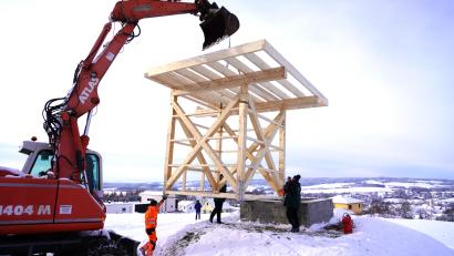 Bild: fvo
Gemeinsam errichten Mitarbeiter der Holzbaufirma und des Waldthurner Bauhofs die neue "Motte".