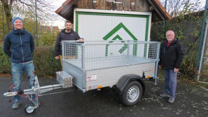 Bild: adj
Den neuen Anhänger präsentierten Gerrit Kreuzer (Künstler der Garagentorgrafik und Kassier), Manuel Gössl (1. Vorstand), Klaus Leipold (Gerätewart) vor der mit neuen Logo gestalteten Garage.
