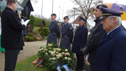 Bild: Houschka
Am Ehrenmal auf dem Dürnsrichter Friedhof werden am Volkstrauertag Blumenschalen abgestellt. Im Rahmen seiner Erinnerung an die Kriegstoten fragte Bürgermeister Christian Ziegler (links): "Haben wir aus der Geschichte nichts gelernt?"