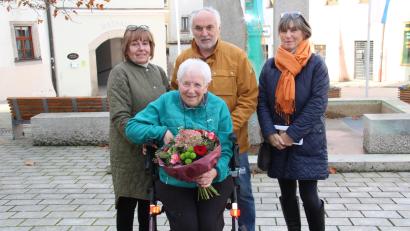Bild: prh
Der Vorstand des Neustädter Oberpfalzvereins mit Conny Meyer, Ernst Umann und Roswitha Jobst (von links) gratulieren ihrem Vorstandsmitglied Maria Enslein zum 80. Geburtstag.