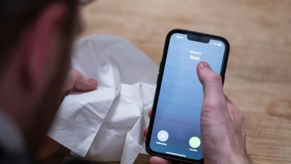 Bild: Hannes P. Albert/dpa
Die Möglichkeit zur telefonischen Krankschreibung erleichtere die Praxisabläufe und helfe auch Patientinnen und Patienten, so der Hausärzteverband.