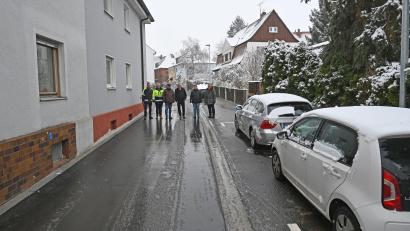 Bild: Thomas Graml, Stadt Amberg/exb
Besichtigung der fertigen Poltzstraße (von links): Stefan Prüfling (Stadtwerke Amberg), Florian Gottschalk und Christian Höfler (Englhard Bau), Oberbürgermeister Michael Cerny, Christina Donhauser (Tiefbauamt), Norbert Füger (Leiter städtisches Tiefbauamt).