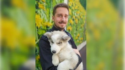 Bild: POK Matthias Meier/Polizeiinspektion Tirschenreuth
Tierlieb zeigt sich Polizeihauptmeister Matthias Männl. Er nimmt Husky-Welpe Maya auf den Arm.