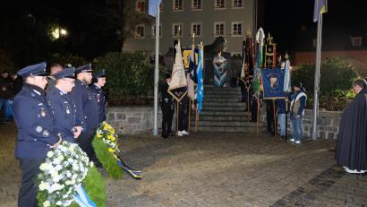 Bild: le
Eine machtvolle Demonstration für den Frieden war die Trauerfeier am Vorabend des Volkstrauertages am Kriegerdenkmal bei der Stabsfeldwebel a. D. Hans Eismann die Gedenkrede hielt.