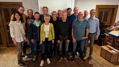 Bild: lhc
Den neuen Vorstand des RSC Neukirchen bilden (von links) Angela und Jürgen Fruth, Christian Langhans, Michael Trautmann, Sigfried Hierl, Christa Englhard, Manfred Rubenbauer, Günther Rösel, Karl-Heinz-Englhard, Sebastian Haas, Manfred Neumüller, Hans Deyerl und Klaus Ackermann. Rechts Bürgermeister Peter Achatzi.