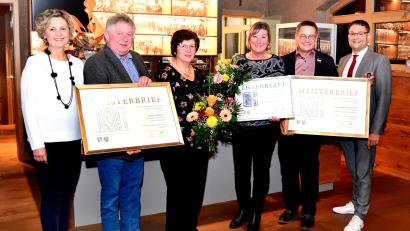 Bild: Kreishandwerkerschaft Nordoberpfalz/exb
Die Geschäftsführerin der Kreishandwerkerschaft Nordoberpfalz Christa Neubauer-Kreutzer, Kreishandwerksmeister Erich Sperber mit seiner Frau Ingeborg Sperber, Angela Schicker, stellvertretender Kreishandwerksmeister Engelbert Schicker und der Geschäftsführer der Handwerkskammer Alexander Stahl (von links).