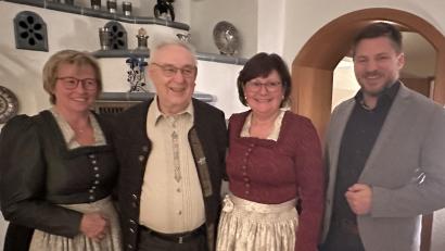 Bild: Cordula Strupf-Daub/exb
Auch Bürgermeister Peter Neumeier gratuliert Gerhard Strupf zum 85. Geburtstag.
