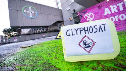 Bild: Fabian Sommer/dpa
Ein Plastikcontainer mit der Aufschrift „Glyphosat“ steht bei einer Protestaktion vor dem Eingang des Chemiekonzerns Bayer. Das Mittel bleibt zugelassen.