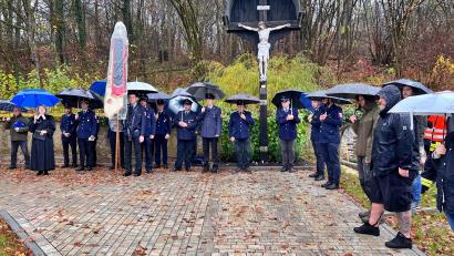 Bild: wku
Die Kürmreuther Vereine gedachten am Friedhof ihrer verstorbenen Mitglieder.