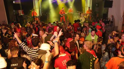 Archivbild: kki
Die bekannte Party-Band "Stoapfälzer Spitzboum" sorgte in diesem Jahr für ausgelassene Stimmung beim Pirker "Lumpenball". 2024 soll die Band "Quertreiber" den Gästen einheizen.