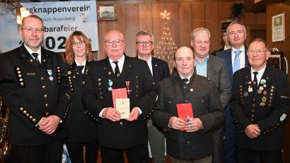 Bild: gf
Mitgliederehrung bei der Barbarafeier des Bergknappenvereins: (von links) Vorsitzender Armin Kraus, Schatzmeisterin Karin Kraus, Hans-Jürgen Reitzenstein, Bürgermeister Michael Göth, Georg Presl, Landrat Richard Reisinger. Landtagsabgeordneter Harald Schwartz und Zweiter Vorsitzender Georg Rubenbauer.
