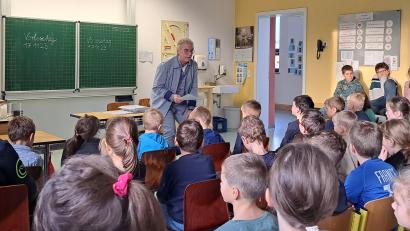 Bild: Laura Schwaiger/exb
Autor Klaus Sauerbeck begeistert die Kinder beim Vorlesetag an den Grundschulen Niedermurach und Altendorf.