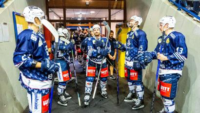 Archivbild: Elke Englmaier
Die Blue Devils treffen am Wochenende auf Passau und Peiting. Dominik Müller (Mitte, Nummer 22) kehrt nach Verletzungspause ins Team zurück.