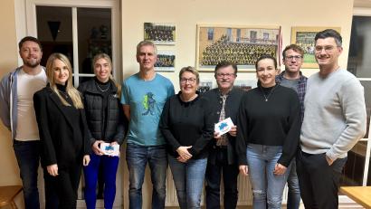 Bild: Ski-Club Tirschenreuth/exb
Neuwahlen und Ehrungen standen am beim Ski-Club. Im Bild: (von links) Marco Röckl, Stefanie Kahrig, Miriam Kiermaier, Dieter Gürster, Sandra Gürster, Konrad Schedl, Katharina Zant, David Malzer und Vorsitzender Alexander Schirmer.