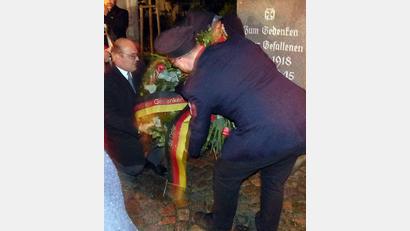 Bild: lgc
Zum Gedenken an die Opfer von Krieg und Gewaltherrschaft legt Bürgermeister Johannes Schmid einen Kranz nieder.