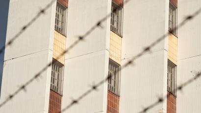 Bild: Bernd Weißbrod/dpa/Symbolbild
Ein Stacheldrahtzaun umzäunt das Gelände einer Justizvollzugsanstalt.