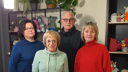 Bild: Carmen Marterer/exb
Inge Plößer, Gerda Striegl Susanne Wagner und Gerhard Striegl (von links) bei der Spendenübergabe.