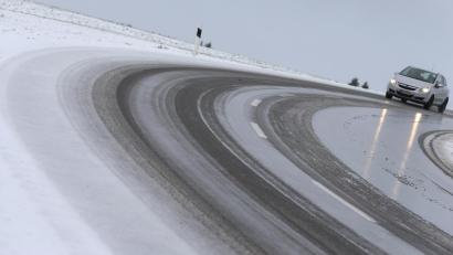 Bild: Karl-Josef Hildenbrand
Der Schnee wird mehr und mehr Matsch und bringt auch Probleme auf Straßen und Schienen.