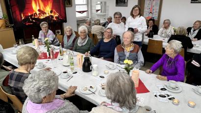 Bild: Sven Lehner/BRK Bereitschaft Erbendorf/exb
Die Leiterinnen Wohlfahrts- und Sozialarbeit Monika Zimmerer und Luise Lehner freuten sich über 30 Gäste beim "70plus"-Kaffeekranzl der BRK-Bereitschaft Erbendorf.