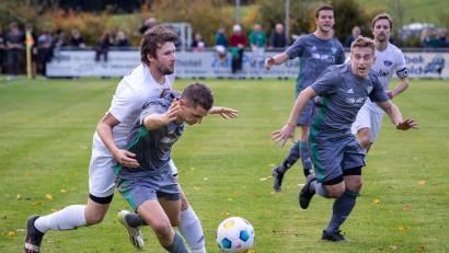 Bild: Guenter Uschold
FC OVI/Teunz gegen TSV Detag Wernberg (weiße Trikots): Auf dieses Duell dürfte es in der Kreisliga West hinauslaufen. Wobei auch noch der TSV Tännesberg und der SV Schwandorf-Ettmannsdorf II lauern.