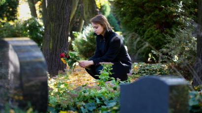 Symbolbild: Franziska Gabbert/dpa
Es ist immer schwer einen geliebten Menschen zu verlieren.