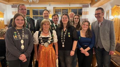 Bild: Chris Holzlöhner/exb
Würdenträger der Schützengesellschaft 1912 Neukirchen: Von links Jugendkönigin Jasmin März, Zweiter Ritter Thomas Plickert, Schützenkönigin Claudia Schaupp, Schützenmeister Christian Beyer, Erster Ritter Helmut Richter, Schützenliesel Manuela Scharrer, stellv. Gauschützenmeister Dietmar Beyer, Erste Jugendritterin Janine Herbst, Zweite Jugendritterin Katia Kohler, Bürgermeister Peter Achatzi.