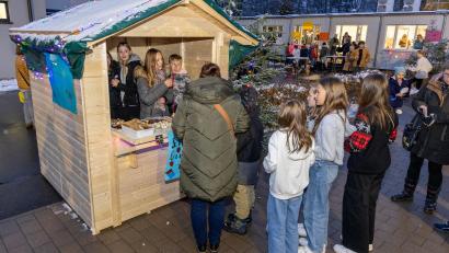 Bild: Tobias Neubert/exb
Viele Besucher waren zum Weihnachtaktionstag der Lobkowitz-Realschule gekommen.
