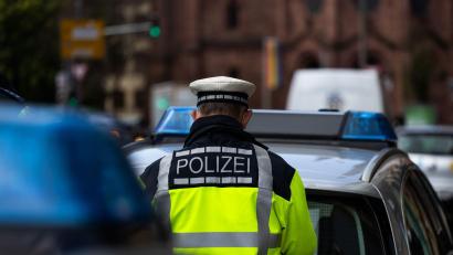 Symbolbild: Philipp von Ditfurth/dpa/Symbolbild
Ein Auto wurde in der Hans-Schrembs-Straße in Erbendorf beschädigt.