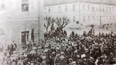 Archivbild: Stadt Mitterteich/exb
Nach dem Ersten Weltkrieg waren die Menschen mit den Lebensverhältnissen und der Regierung unzufrieden. In Mitterteich versammelte sich eine große Menschenmenge beim Rathaus, es wurden Arbeiter- und Bauernräte gegründet und Hans Lindner zum Vorsitzenden gewählt.