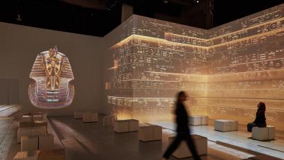 Bild: Georg Wendt/dpa
Blick in Ausstellung «Tutanchamun» in Hamburg. Durch die multimediale Illusion aus Bild und Ton kann der Zuschauer in die Zeit der Pharaonen eintauchen. Wegen der großen Nachfrage wird die Ausstellung bis Ostermontag (1. April) verlängert.