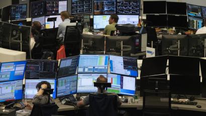 Symbolbild: Alina Grünky/dpa
Aktienhändler sitzen vor ihren Monitoren im Handelssaal der Deutschen Börse.