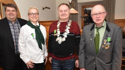 Bild: no
Bürgermeister Dieter Dehling gratulierte der Zofe Birgit Böttner, dem Schützenkönig Georg Dehling und dem Ritter Werner Gleißner (von links).