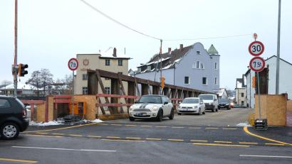 Bild: Hirsch
Seit Freitag fließt der Verkehr aus und in Richtung Amberg über die Behelfsbrücken. Im Kreuzungsbereich regeln Ampeln den Verkehr.